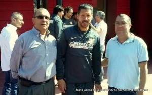 El presidente del Unión Viera, Francisco Ramos y Paco Pepe Trujillo, director deportivo, junto al Cholo Simeone / Mario García de La Santa