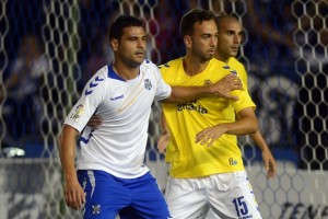 Aridane y Deivid luchan en un lance del partido del Heliodoro / Diario de Avisos.