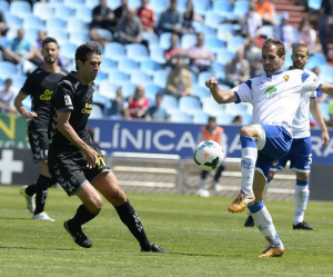 Valerón y Barkero pugnan por el balón / Real Zaragoza.
