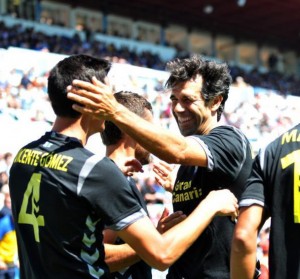 Valerón felicita a Vicente tras su primer tanto / LFP.es