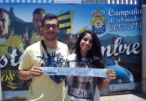 Aficionados muestran sus entradas, retiradas esta mañana / udlaspalmas.net