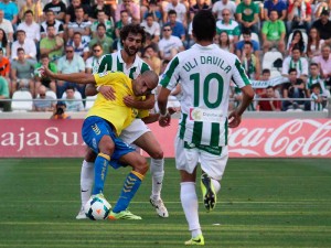 Aranda pugna por un balón. El delantero malagueño será la punta de referencia amarilla / Luis Alguacil, cordobadeporte.com