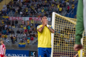 Nauzet Alemán se lamenta de la ocasión desperdiciada en el primer minuto / Daniel Cáceres (udlaspalmas.net)