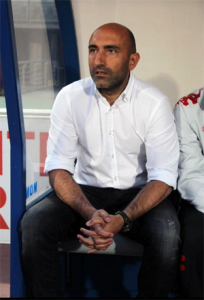 Abelardo, en el banquillo del Estadio de Gran Canaria / Daniel Cáceres (udlaspalmas.net)