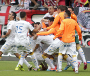 Los jugadores grancanarios celebrando el tanto de Asdrúbal / Rodrigo Medina (udlaspalmas.net)