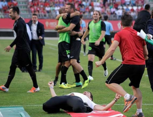 López Garai se abraza a Xisco tras la clasificación del Córdoba en Murcia / GoldeMurcia, cordobadeporte.com