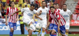 Ángel, despejando un balón en el área grancanaria / Rodrigo Medina (udlaspalmas.net)
