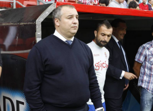 Miguel Ángel Ramírez, expectante en El Molinón, siempre cerca de la plantilla / ElComercio.es