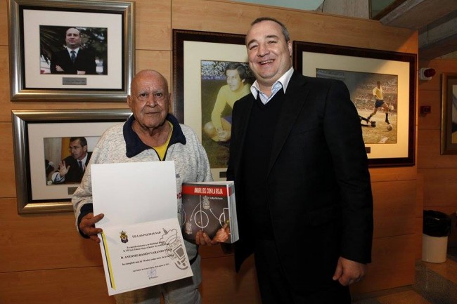 Hace dos temporadas Don Ramón Naranjo recibió en el palco VIP del Estadio de Gran Canaria un reconocimiento a sus años como socio de la mano del presidente Miguel Ángel Ramírez