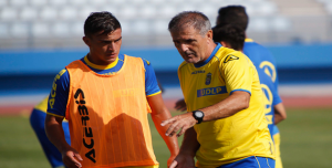 Asdrúbal recibe instrucciones de Paco Herrera durante el entrenamiento / Web oficial.