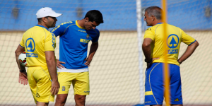 Vicente junto al cuerpo técnico en la sesión de entrenamiento / Web oficial.