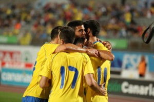 Celebración del tanto desde los once metros de Momo / Toño Suárez (udlaspalmas.net)