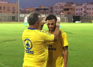 José Artiles, siendo atendido tras anotar el segundo gol / Tenerifemanía.