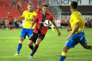 Javi Castellano presiona a Pep Martí / Imagen: RCD Mallorca.