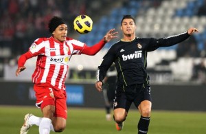 Marcelo Silva defendiendo a Cristiano Ronaldo / Reuters.