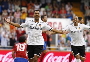 Jonathan Viera celebra un tanto con el Valencia