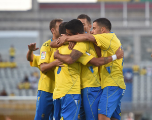 El equipo celebra el primer tanto de Aythami Artiles a centro de Nauzet Alemán / Samuel Sánchez (udlaspalmas.net)