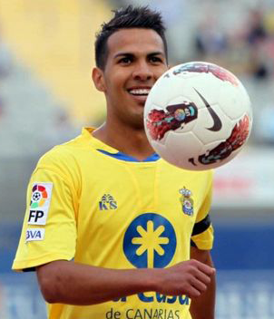 Jonathan Viera, sonriendo y con el balón, con la camiseta de la Unión Deportiva Las Palmas en una imagen de archivo