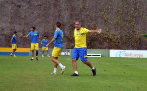 Paco Herrera indica a sus jugadores que suban la línea de presión / udlaspalmas.net