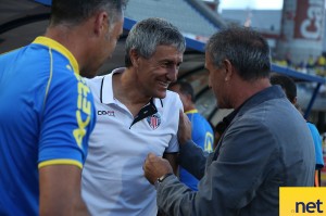 Paco Herrera saluda a Quique Setién antes del comienzo del encuentro / Toño Suárez (udlaspalmas.net)