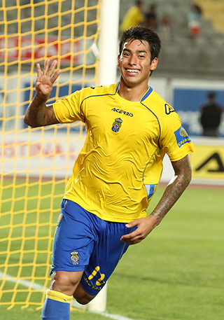 Araujo señala con su mano los cuatro goles hasta el momento / Toño Suárez (udlaspalmas.net)