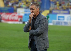 Paco Herrera, pensativo, ante el Alcorcón / Toño Suárez (udlaspalmas.net)