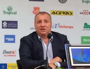 El presidente de la Unión Deportiva Las Palmas anuncia que la campaña de abonados se amplía hasta el 20 de septiembre con el objetivo de conseguir 1.000 abonados más para llegar al objetivo de los 15.000 carnés retirados. Tras alcanzar la cifra de los 14.000 abonados la directiva de la Unión Deportiva Las Palmas se pone