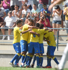 Los jugadores del filial celebran el tanto de Manu Dimas / Samuel Sánchez (udlaspalmas.net)