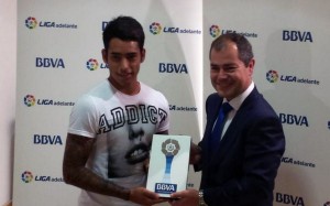 Sergio Araujo recibió de manos de José Manuel Martín, responsable territorial de BBVA, el premi oa mejor jugador de septiembre / Norberto González (RNE)