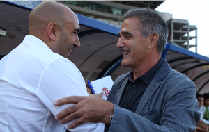 Abelardo y Paco Herrera se saludan al inicio del encuentro / Toño Suárez (udlaspalmas.net)
