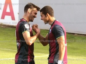 Tyronne y Aythami Álvarez celebran el primer tanto. Conexión grancanaria / SportHuesca.com