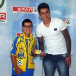 El jugador argentino se muestra muy agradecido por el cariño que está recibiendo por parte de la afición, a la que espera seguir respondiendo con goles. Se entregaron 15 abonos en un concurso que obtuvo una gran participación: más de 20.000 personas. El jugador de la Unión Deportiva Las Palmas, Sergio Araujo, se dio un