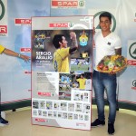 El jugador argentino se muestra muy agradecido por el cariño que está recibiendo por parte de la afición, a la que espera seguir respondiendo con goles. Se entregaron 15 abonos en un concurso que obtuvo una gran participación: más de 20.000 personas. El jugador de la Unión Deportiva Las Palmas, Sergio Araujo, se dio un