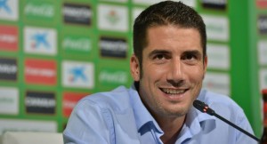 El entrenador del Real Betis Balompié centra sus esfuerzos en su propia plantilla, aunque valora el potencial de la Unión Deportiva Las Palmas de Paco Herrera. No confirmó que la baja de N'Diaye, convocado con Senegal, provoque el cambio de sistema. Admite que la lluvia que se espera este fin de semana en Sevilla "es
