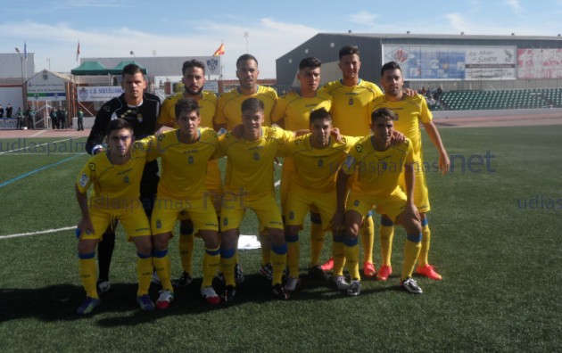 Once amarillo. Alejandro, Cristian Barrios, Ayoze Placeres, Stephane, Leo, Adrián Hernán (arriba); Leto, Ale Rivero, Matías, Jesús Álvaro y Manu Dimas (abajo). / Diario La Tribuna para udlaspalmas.net