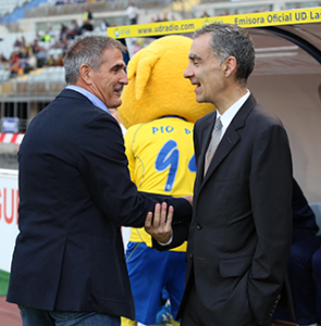Paco Herrera y Carlos Terrazas se saludan antes del comienzo del partido / Toño Suárez (udlaspalmas.net)