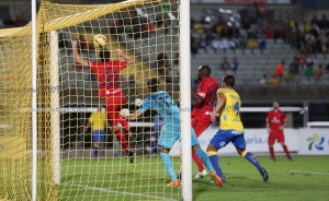 Momento del gol olímpico de Momo / Toño Suárez (udlaspalmas.net)