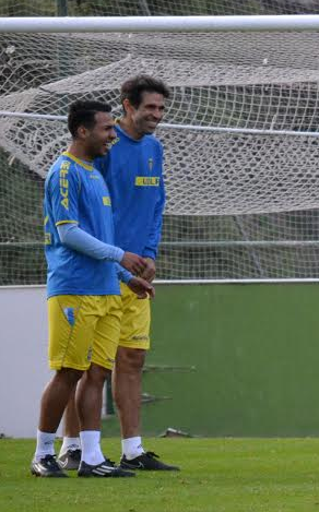Jonathan Viera sonría junto a Valerón en su primer entrenamiento / udlaspalmas.net
