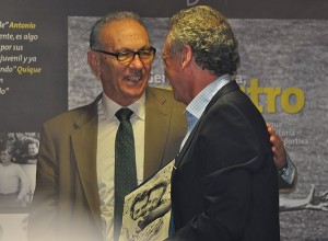 Germán firmó a Wolff una fotografía de ambos en la celebración de un tanto en el Insular / udlaspalmas.net