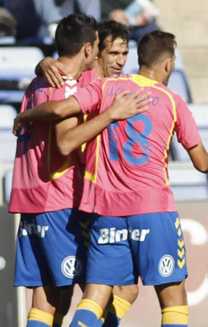 Vicente y Javi Castellano celebran con Valerón el tanto de el de Arguineguín en la última visita a Huelva (1-3)
