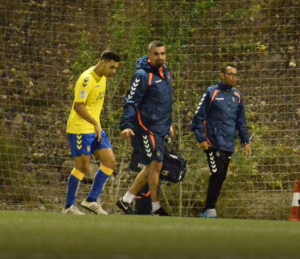 Momento en el que Alejandro Rodríguez abandonaba el césped tras su lesión / udlaspalmas.net