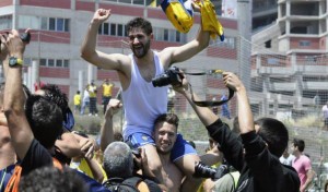 Néstor celebra el ascenso a Segunda División B / udlaspalmas.net