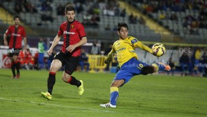 Cabrero repelió con los pies este disparo estético de Araujo / Toño Suárez (udlaspalmas.net)