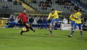 Momento del disparo de Ortuño para el 1-1 / Toño Suárez (udlaspalmas.net)