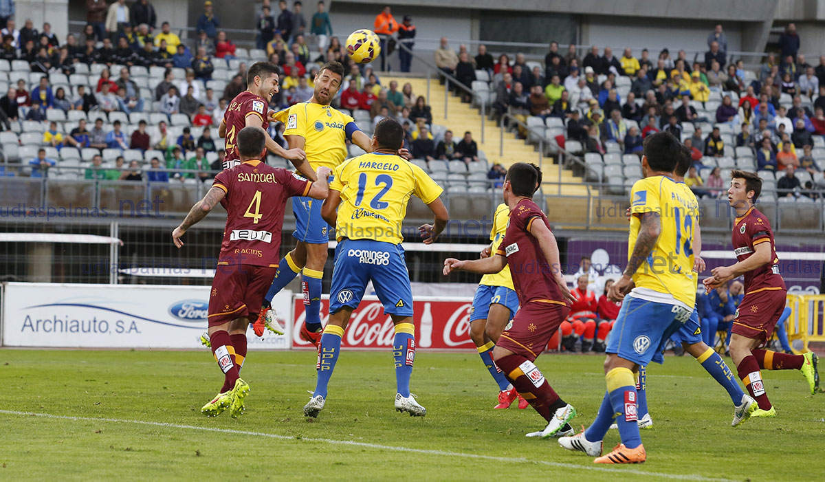 Juanpe, el mejor del Racing, y David García, pugnan por un balón / Toño Suárez (udlaspalmas.net)