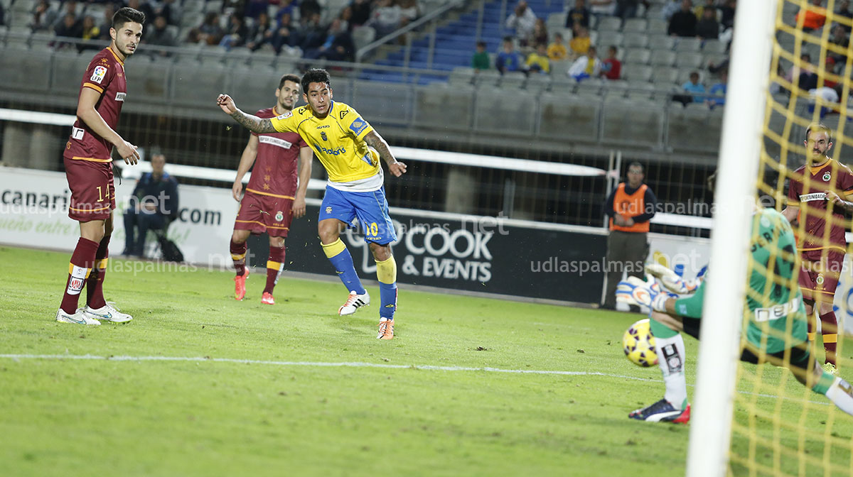 Araujo no tuvo su noche. En el minuto 90 no pudo definir esta ocasión / Toño Suárez (udlaspalmas.net)