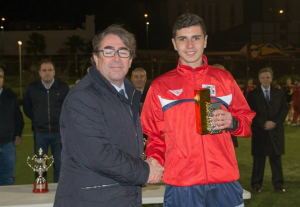 Rafa Mujica recibe el trofeo como máximo goleador / Foto: FIFLP