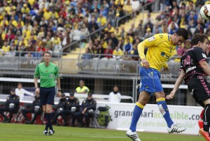 Momento en el que Hernán conecta el cabezazo para el 1-1 / Toño Suárez (udlaspalmas.net)