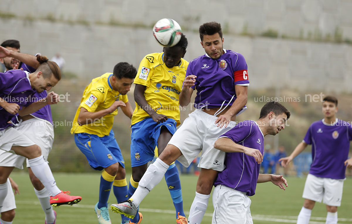 Malick, en su remate de cabeza que se marchó desviado / Toño Suárez (udlaspalmas.net)