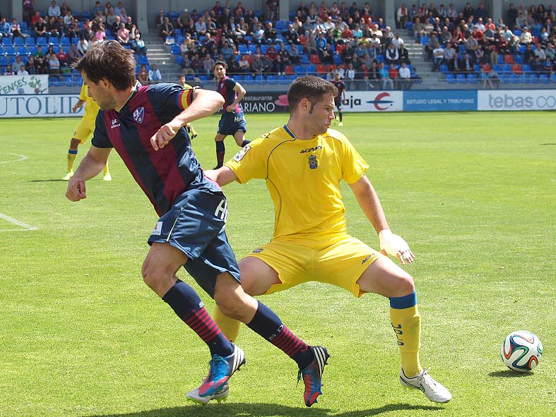 Óscar Pérez repitió en la zaga junto a Ayoze / Sporthuesca para udlaspalmas.net